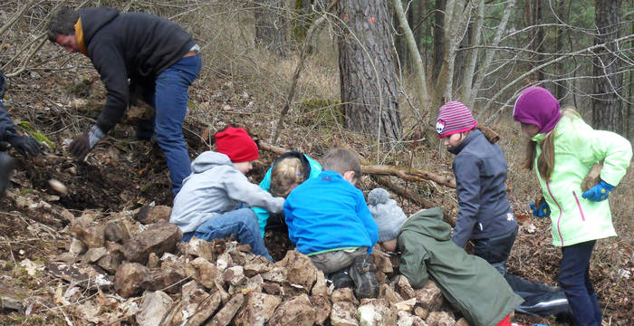 Kindernaturschutzgruppe Gwaagge im Schutzgebiet Laadel Lesesteinhaufen